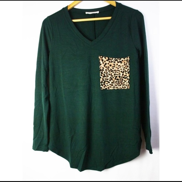 💐V-Neck Long Sleeve Top w/Leopard Pocket - Picture 3 of 3